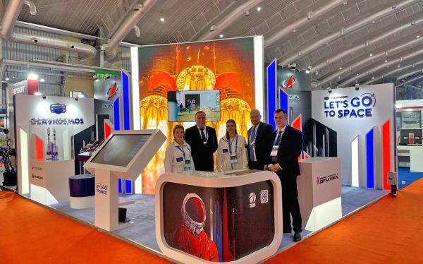 Space tourism and reliability of Russian rockets presented at an exhibition in India